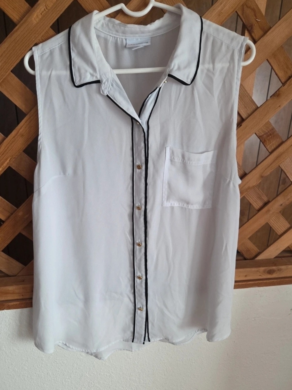 Claiborne White Sleeveless Button-Front Blouse with Black Piping